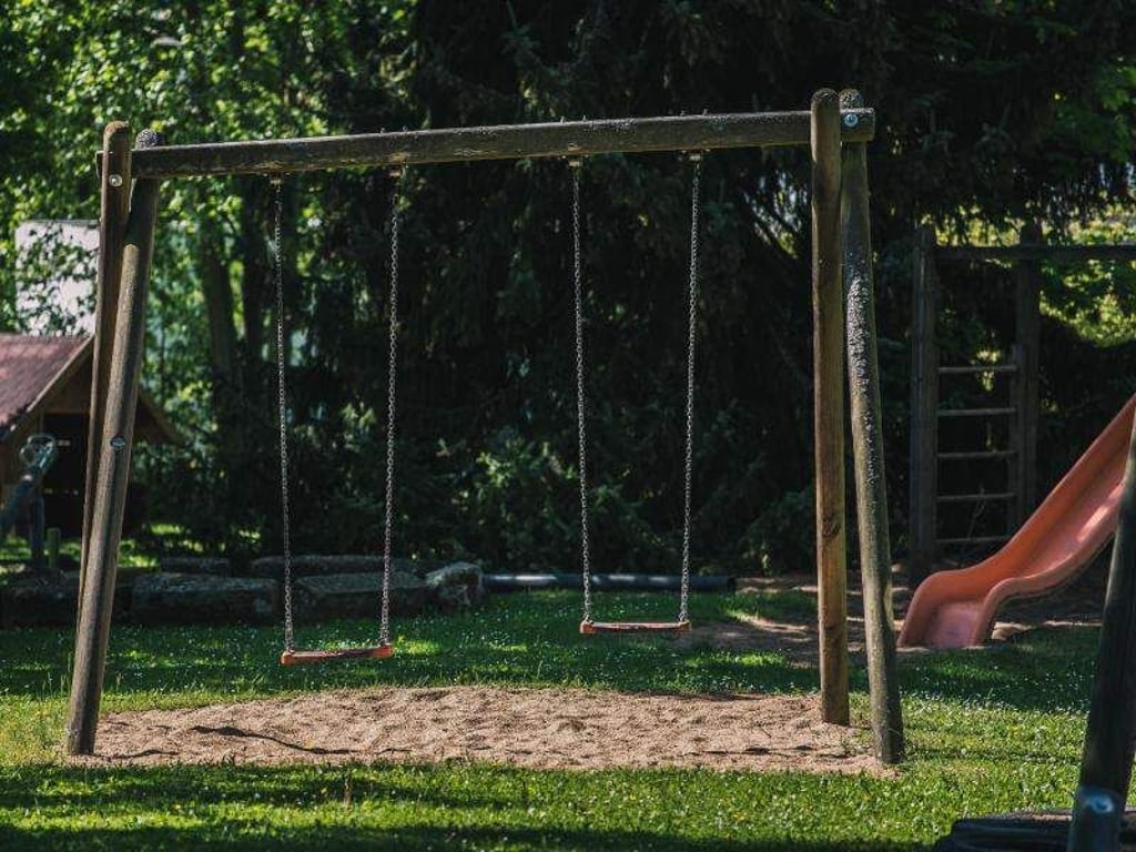 Auch Spielgeräte im Garten sollten regelmäßig gereinigt und überprüft werden. Sonst droht möglicherweise eine Verletzung der Kinder. Foto: Nicolas Armer/dpa