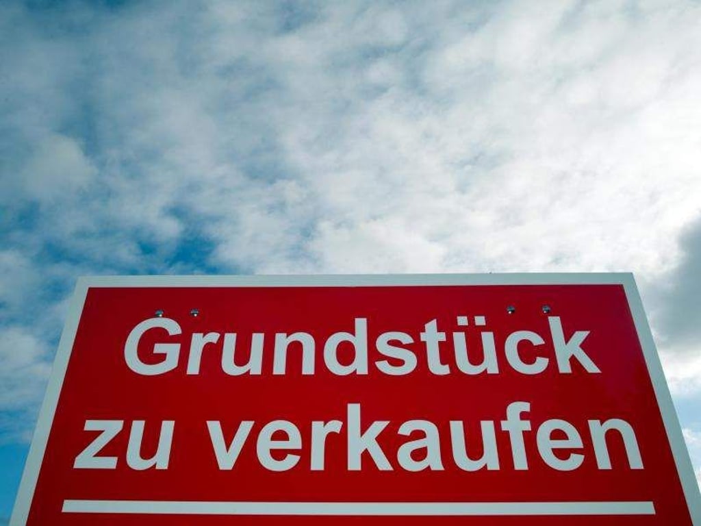 Wurden im Exposé eines Grundstücks falsche Versprechungen gemacht, dürfen Käufer den Kauf rückabwickeln. Das zeigt ein Urteil des BGH. Foto: Patrick Pleul