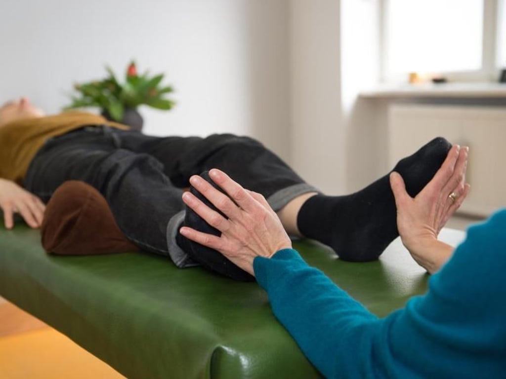 Atemtherapie wird auch in Einzelsitzungen angeboten. In der Regel bezahlt der Klient das selbst. Auf Rezept gibt es nur Atemtherapie als Krankengymnastik. Foto: Robert Günther