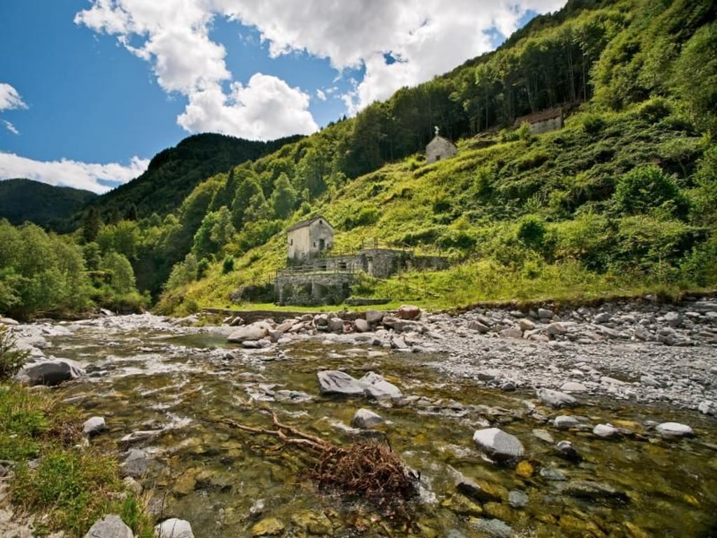 Natur und Abgeschiedenheit: Durch das Onsernonetal fließt das Flüsschen Isorno. Foto: Renato Bagattini