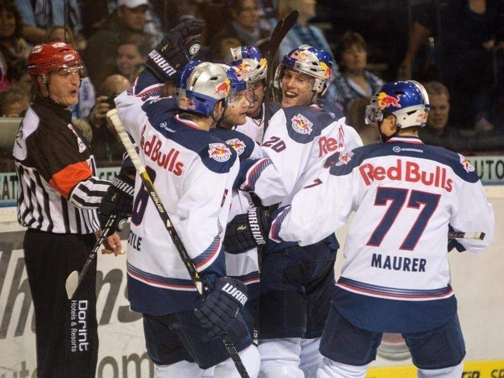 Münchens Spieler feiern den Sieg gegen die Hamburg Freezers. Foto: Axel Heimken