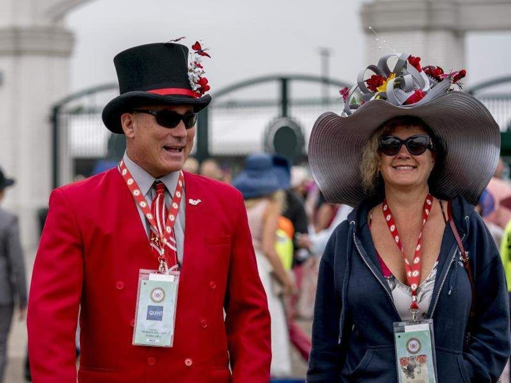 Auch beim Kentucky Derby Day in Churchill Downs gilt: Sehen und gesehen werden. Foto: Scott Serio/CSM via ZUMA Wire