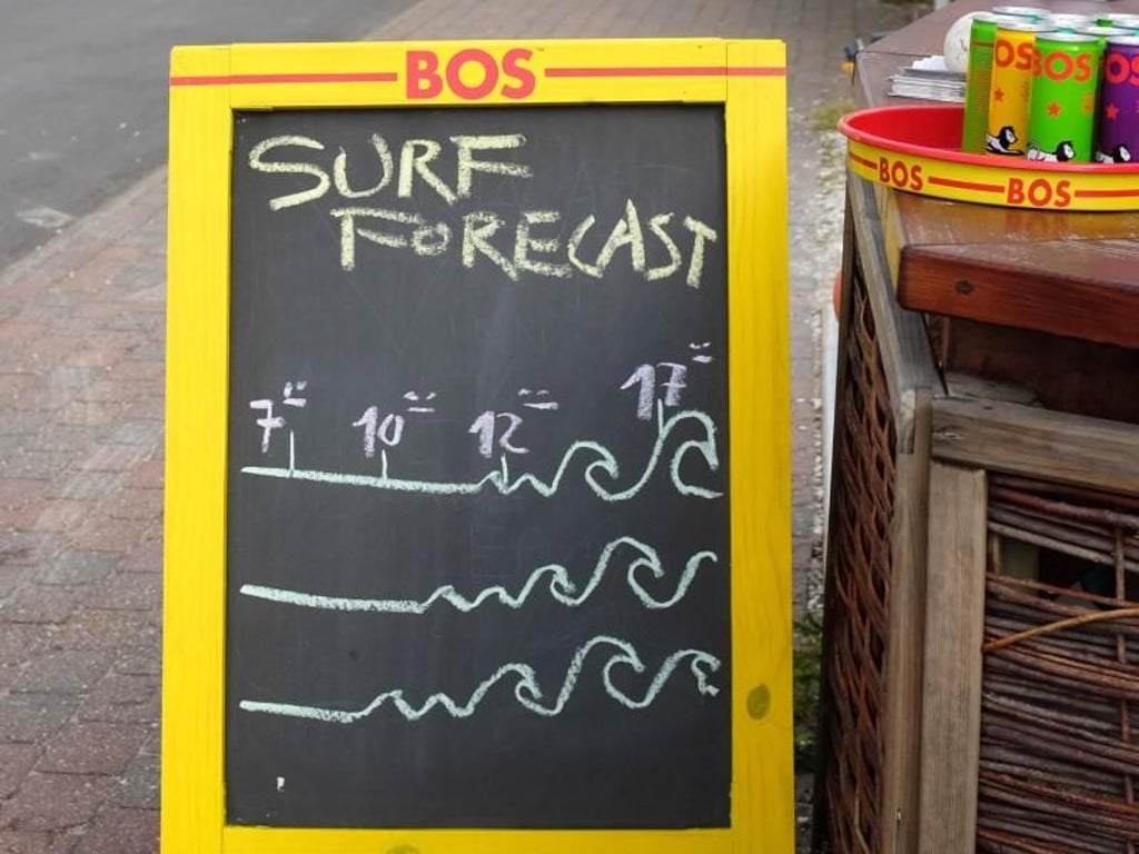 Wellenvorhersage: Eine Tafel informiert vor einem Geschäft in Klitmøller über die Bedingungen zum Surfen. Foto: Inga Kjer