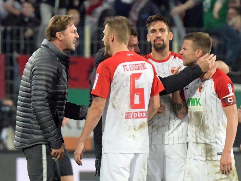 Nach dem Abpfiff stürmt Trainer Ralph Hasenhüttl (l) zu Augsburgs Kapitän Daniel Baier (r). Foto: Stefan Puchner