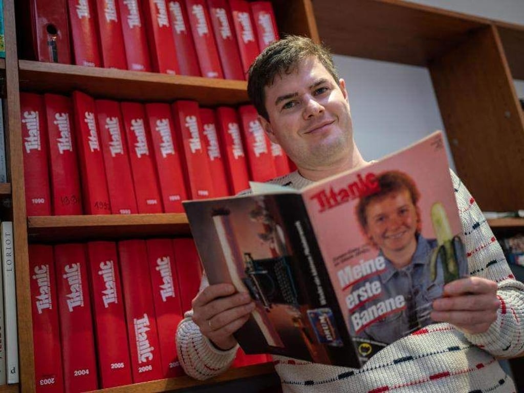 Chefredakteur Moritz Hürtgen mit der legendären Zonen-Gaby-Ausgabe. Foto: Frank Rumpenhorst