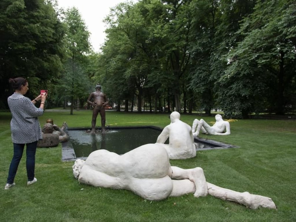 Auf der grünen Wiese: die Installation «Sketch for a Fountain» von Nicole Eisenmann. Foto: Friso Gentsch
