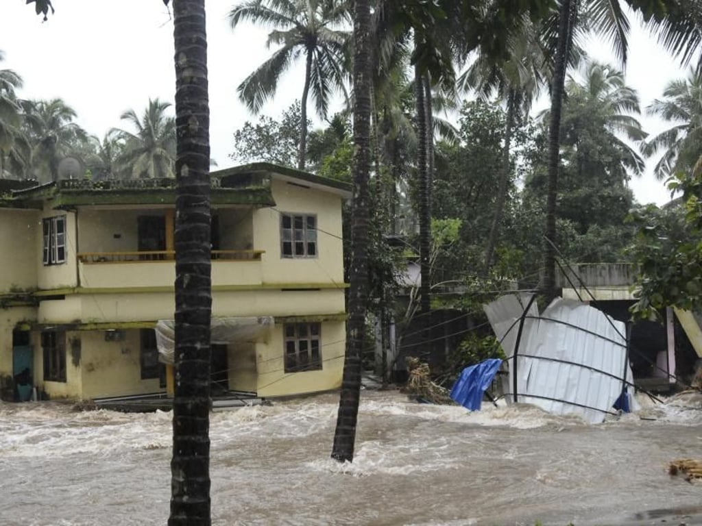 Nach starken Regenfällen stehen Straßen und Häuser unter Wasser. Mehr als 300 Menschen verloren ihr Leben. Foto: AP