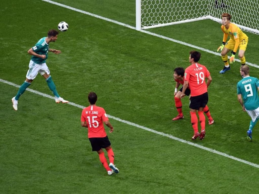 Leon Goretzka scheitert mit seinem Kopfball an Hyeo-Nuh Jo. Foto: Ina Fassbender