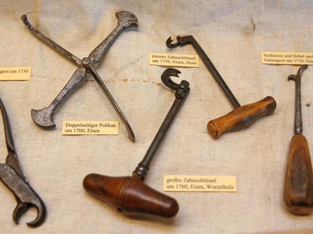 Mit Gruselpotential: zahnmedizinische Instrumente aus der Zeit des Hofzahnarztes von Friedrich II., Philipp Pfaff, um 1750. Foto: Jan Woitas