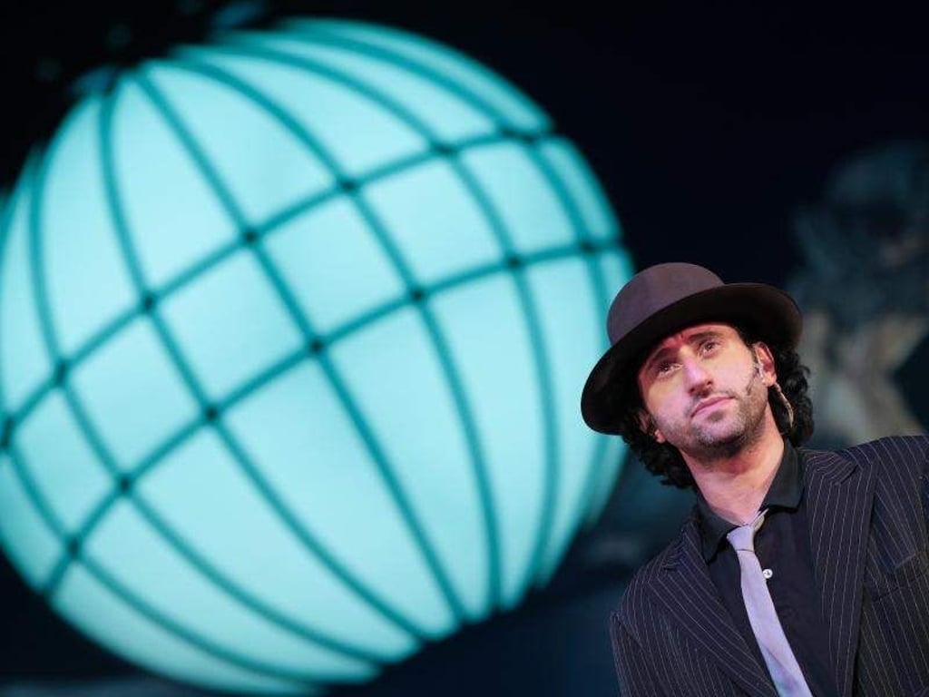Serkan Kaya bei den Proben des Musicals «Hinterm Horizont». Foto: Axel Heimken
