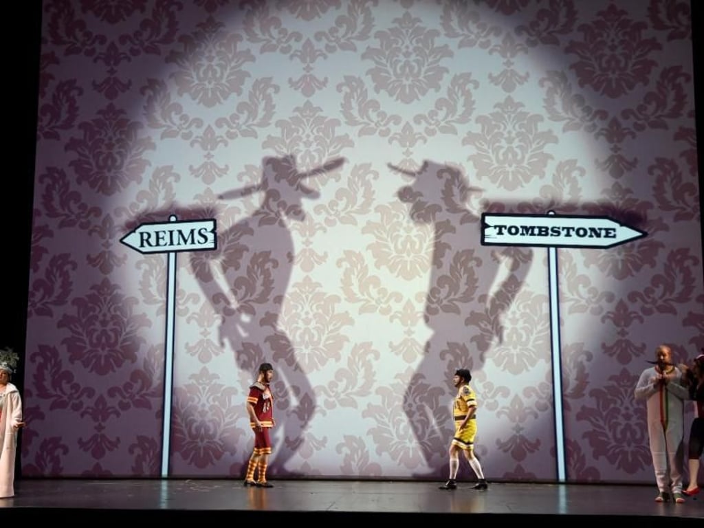 Tomohiro Takada und Anton Rositskiy (Mitte l-r) in der Rossini-Oper «Die Reise nach Reims» in Kiel. Foto: Carsten Rehder