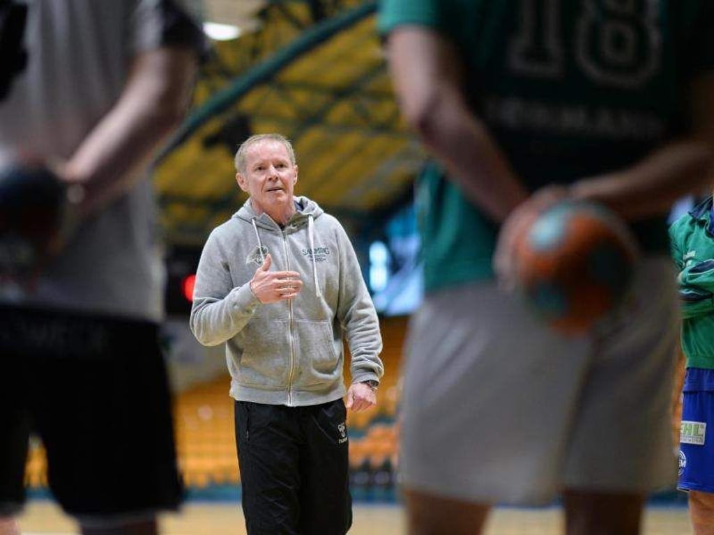 Trainer Uwe Jungandreas betreut das Training in Dessau. Foto: Hendrik Schmidt/Archiv