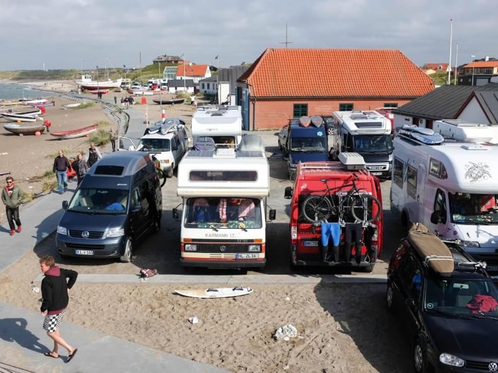 Surfers' Home: Am Strand von Klitmøller stehen die Wohnmobile der Surfer. Foto: Inga Kjer