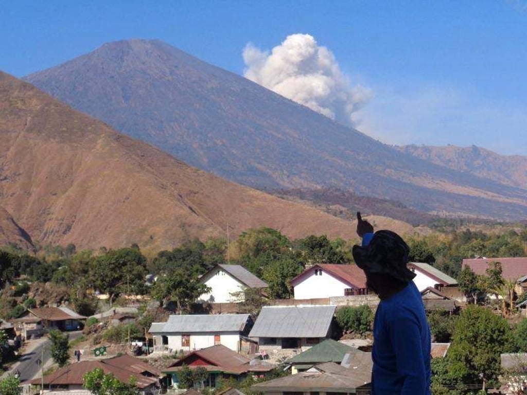 Die Vulkanasche beeinträchtigt den Flugbetrieb auf Bali. Foto: Str