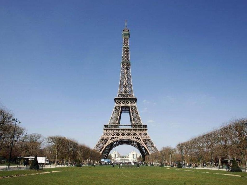 Der unbeleuchtete Eiffelturm darf von jedermann ohne Einschränkungen fotografiert werden; Bilder des nächtlich beleuchteten Wahrzeichens dürfen jedoch nur mit Genehmigung kommerziell genutzt werden. Das EU-Parlament diskutiert an diesem Donnerstag über den Vorschlag, die Panoramafreiheit einzuschränken. Foto: Lucas Dolega