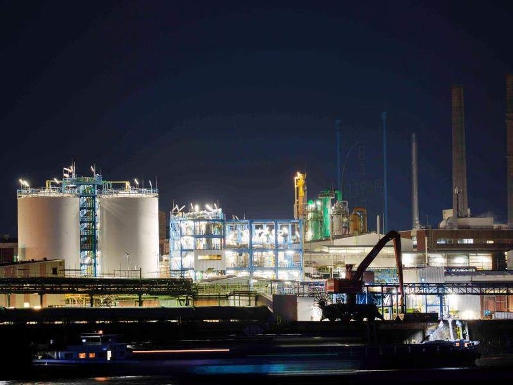 Das Licht am Bayer-Kreuz auf dem Gelände des Werkes in Leverkusen ist am Abend ausgeschaltet. Foto: Oliver Berg