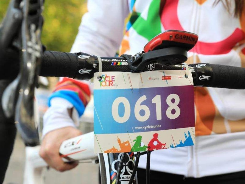 Ein Fahrradfahrer steht am Start der Cycle Tour auf dem Domplatz der Landeshauptstadt. Foto: Peter Gercke