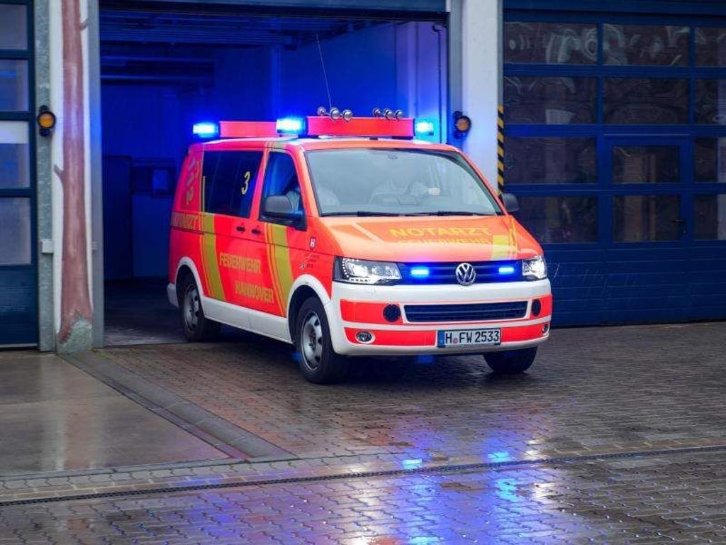 Künftig könnten 240 Euro Bußgeld und ein Monat Fahrverbot drohen, wenn Autofahrer Einsatzwagen mit Blaulicht und Einsatzhorn nicht sofort freie Bahn verschaffen - unabhängig von einer Rettungsgasse. Foto: Silas Stein/Symbolbild