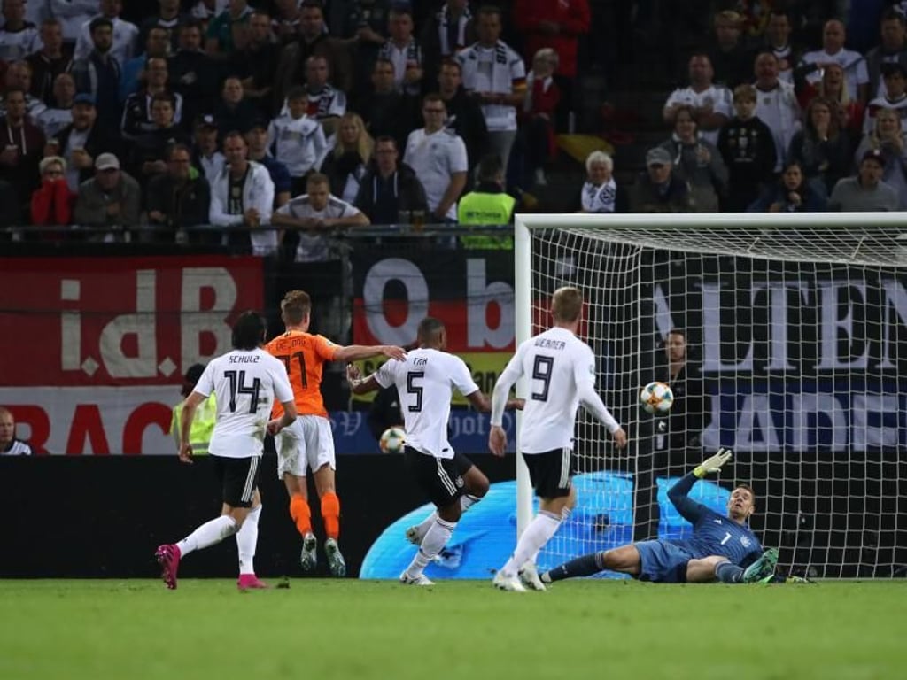 Der Niederländer Frenkie de Jong (2.v.l.) erzielte in Hamburg den Ausgleich. Foto: Christian Charisius