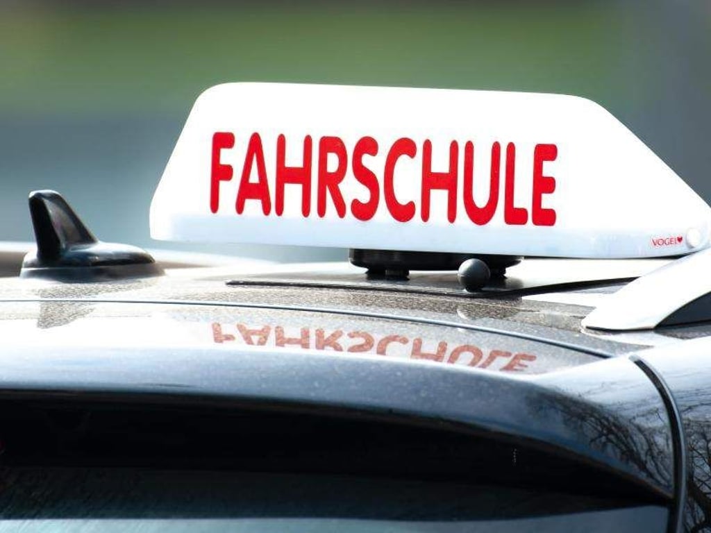 Wer bisher seine Führerscheinprüfung mit einem Automatik-Auto macht, darf kein Auto mit einer manuellen Schaltung fahren. Foto: Swen Pförtner