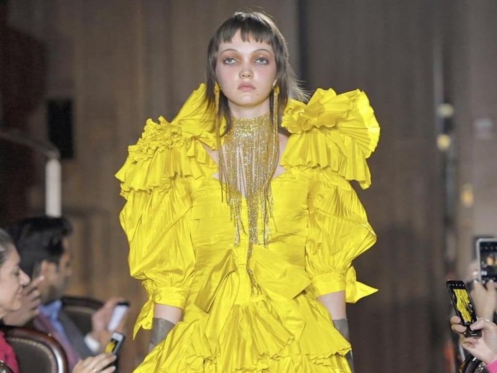 Schreind gelb und aufgebauscht: Eine knallige Kreation von Gucci. Foto: Fashionpps/ZUMA