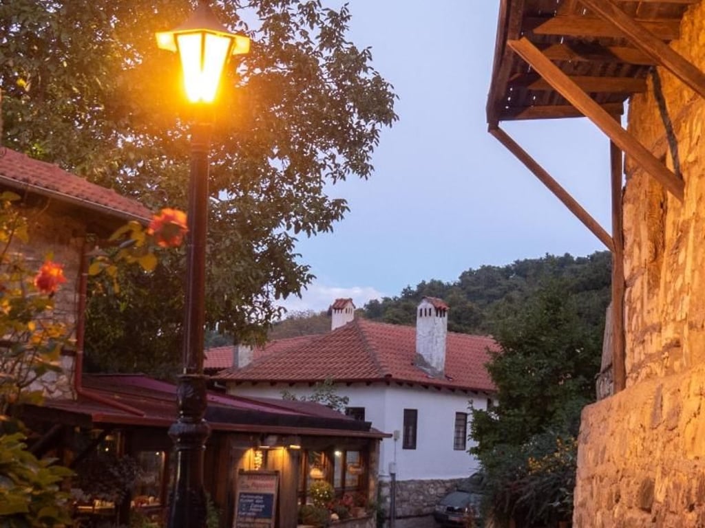 Ein abendlicher Gassenspaziergang durch Paleos Panteleimon zeigt ein Griechenland abseits des Touristentrubels. Foto: Andreas Drouve