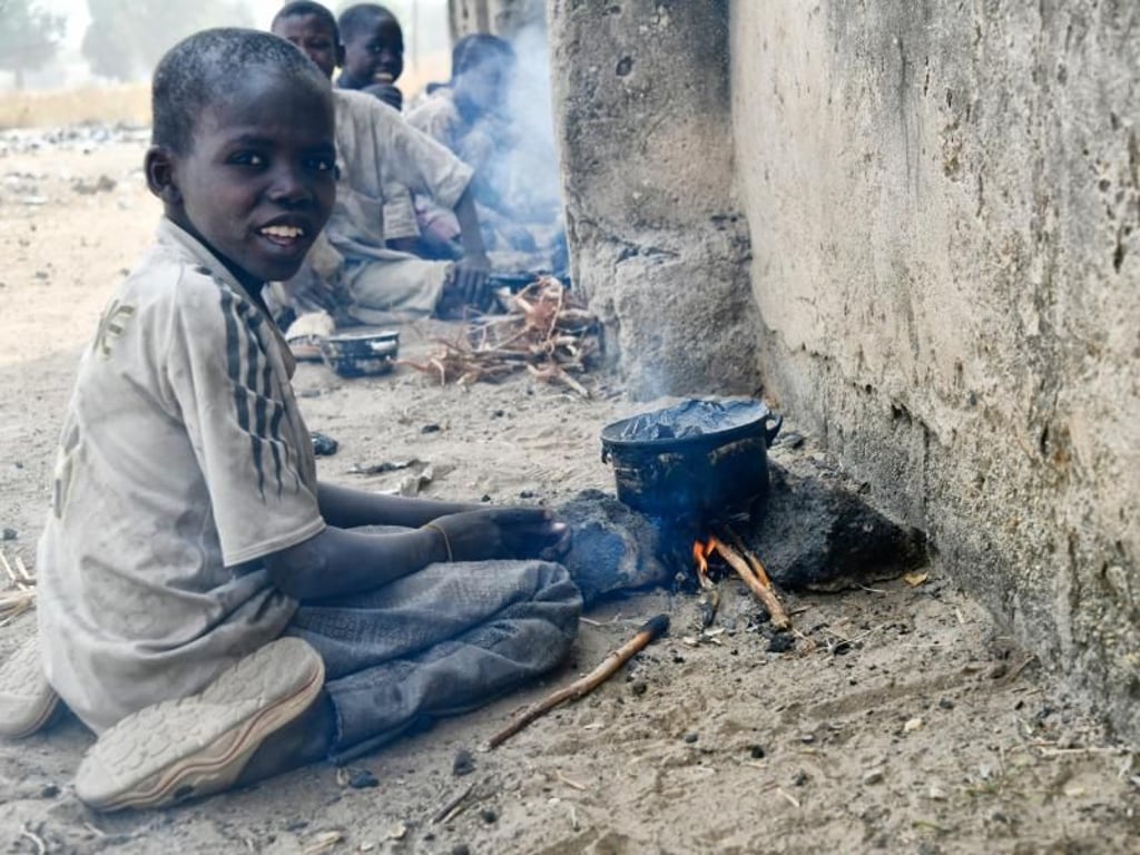 Viele Kinder sterben an indirekten Konfliktfolgen wie Hunger, zerstörte Infrastruktur und mangelnden Zugang zur Gesundheitsversorgung. Foto: Moshood Raimi/SOS-Kinderdörfer weltweit/obs/Archiv