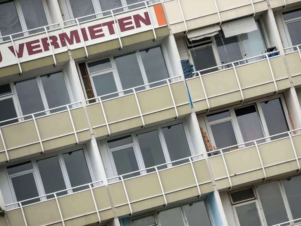 «Zu vermieten» steht in großen Lettern an einem Balkon eines Mietshauses in Berlin. Foto: Tim Brakemeier