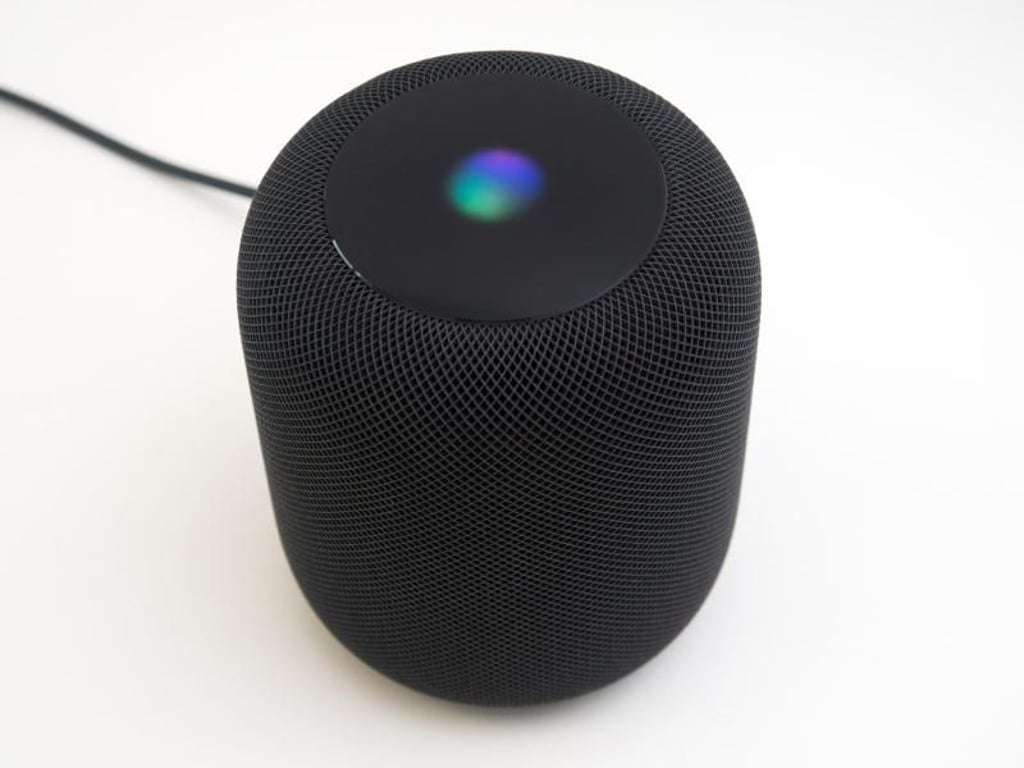 Siri als digitaler Helfer: Der Apple Homepod gehört zu den wenigen Smartspeakern, die nicht mit Alexa von Amazon oder dem Google Assistant arbeiten. Foto: Andrea Warnecke