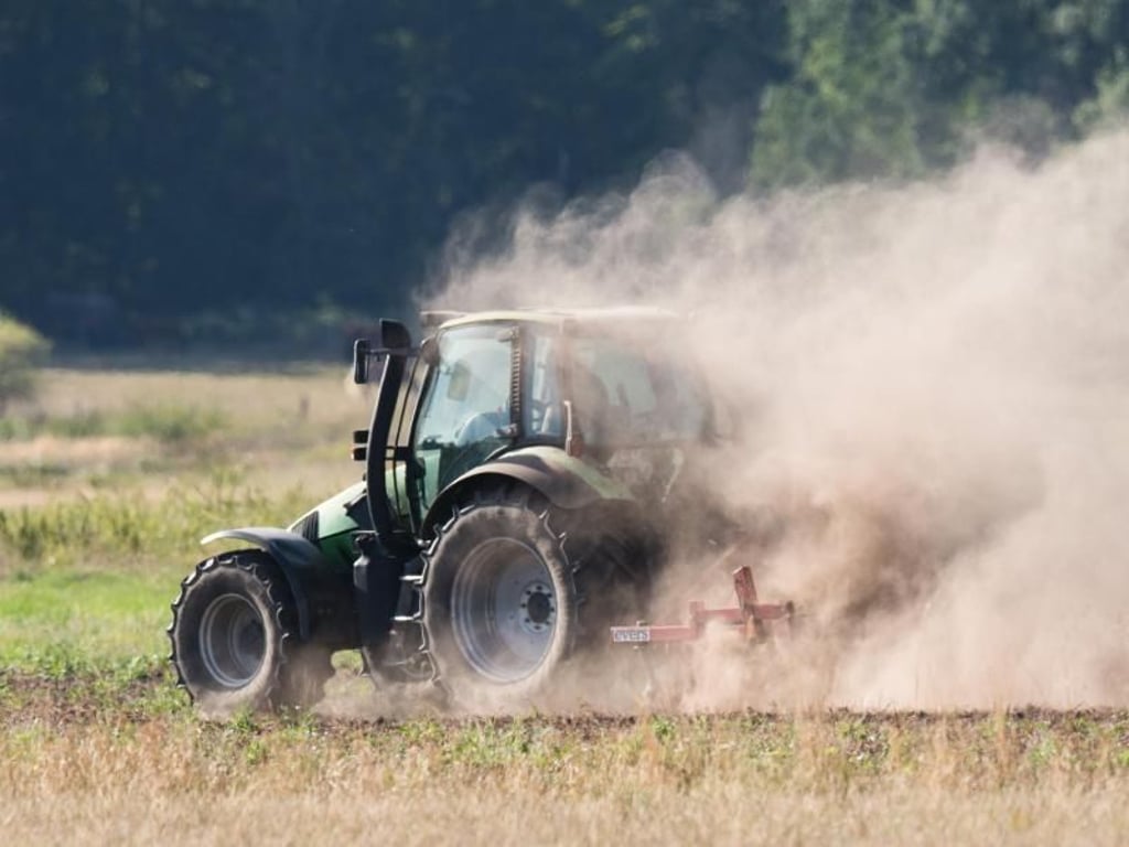 Ein Landwirt pflügt ein staubtrockenes Feld in der Region Hannover. Foto: Julian Stratenschulte