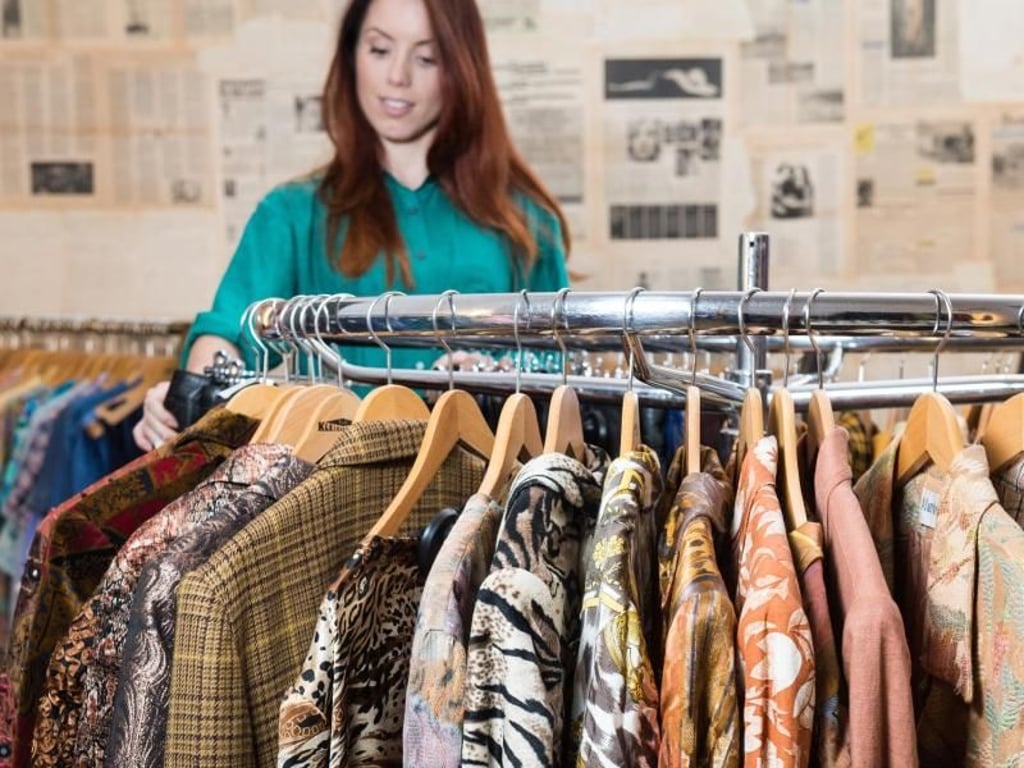 Vintage-Mode kennt keine Trends: Im «Made in Berlin» hängt die verrückte Leojacke neben dem biederen karierten Jackett. Foto: Franziska Gabbert