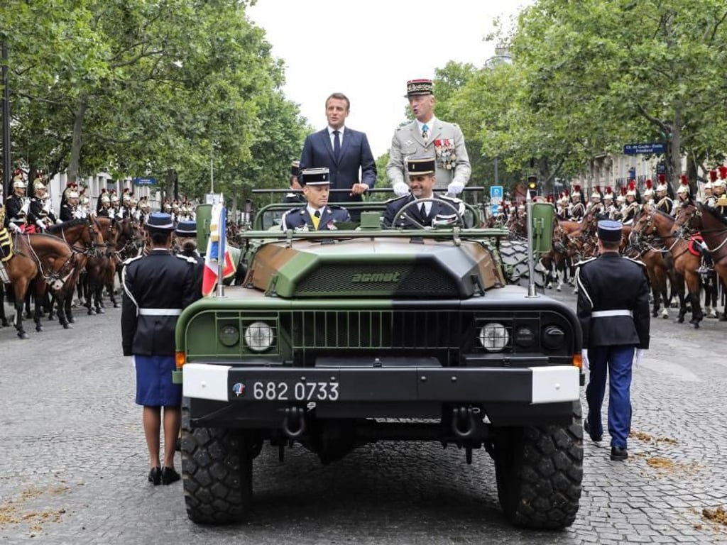 Emmanuel Macron setzt mit der diesjährigen Parade ein Zeichen für das Europa der Verteidigung. Foto: Ludovic Marin/POOL AFP