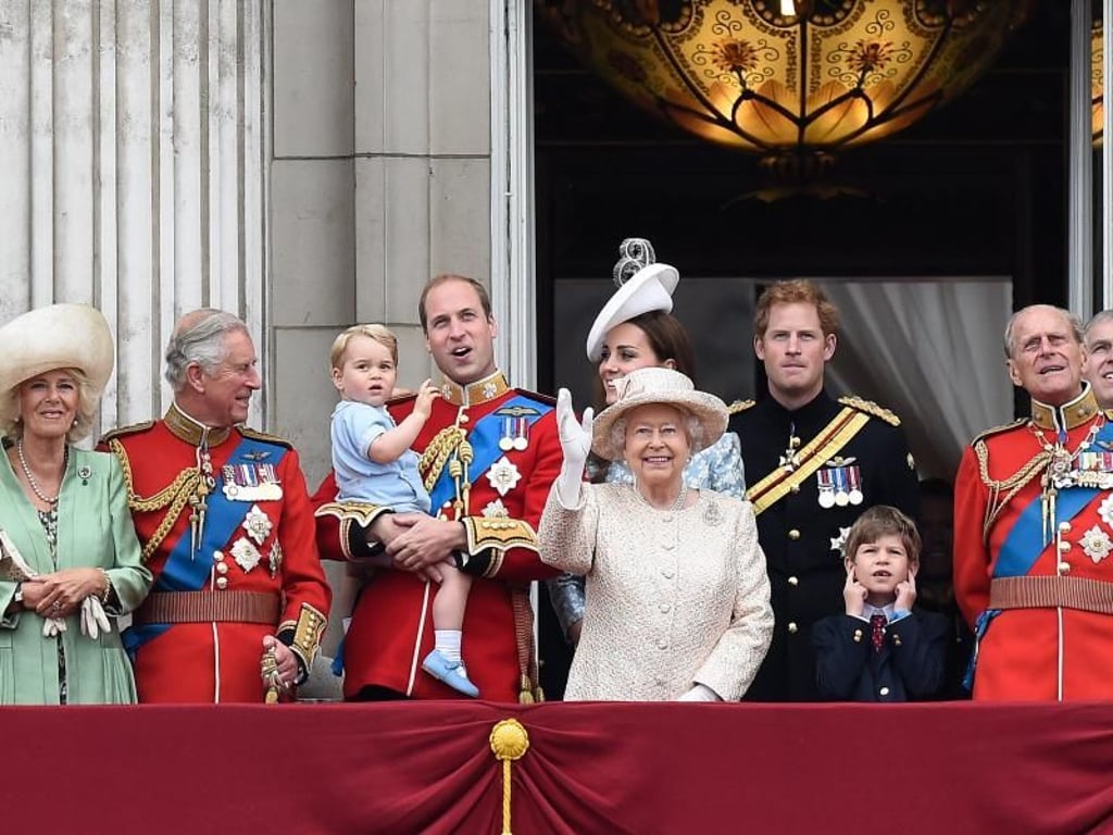 Die britische Queen mit ihrer Familie. Foto: Facundo Arrizabalaga