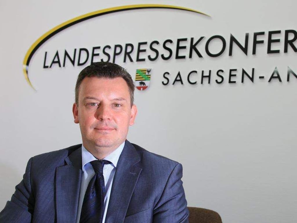 André Schröder nimmt an einer Pressekonferenz teil. Foto: Peter Gercke/Archiv