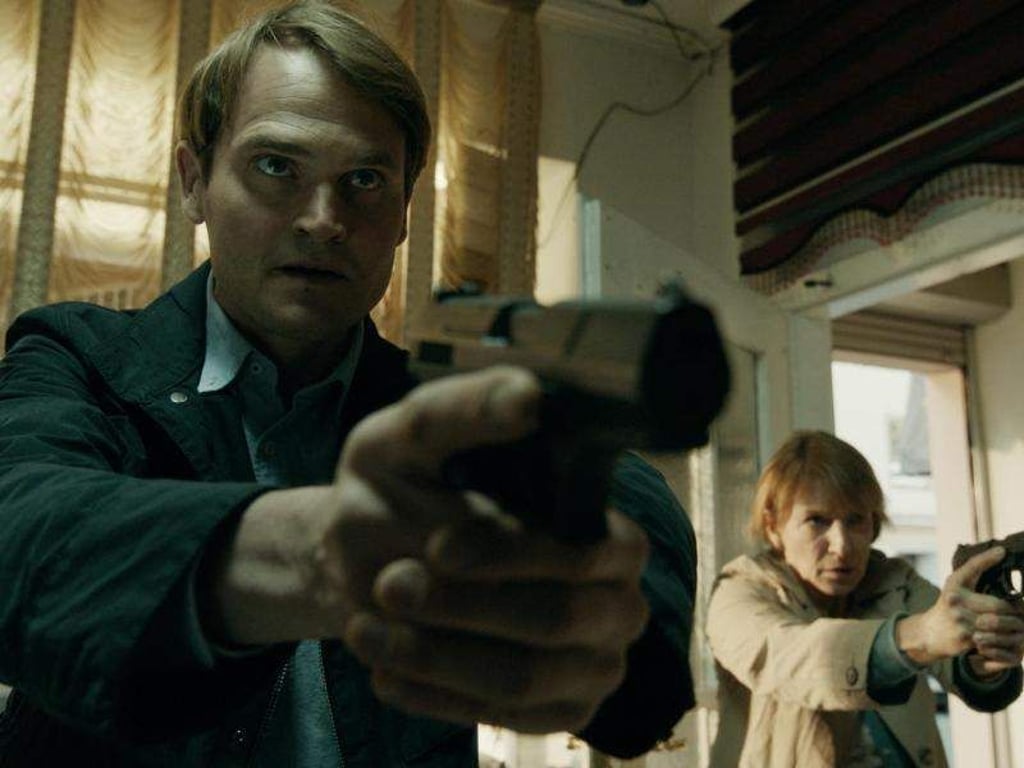 Szene aus dem Tatort «Ich töte niemand» mit den Kriminalhauptkommissaren Felix Voss (Fabian Hinrichs) und Paula Ringelhahn (Dagmar Manzel). Foto: Felix Cramer