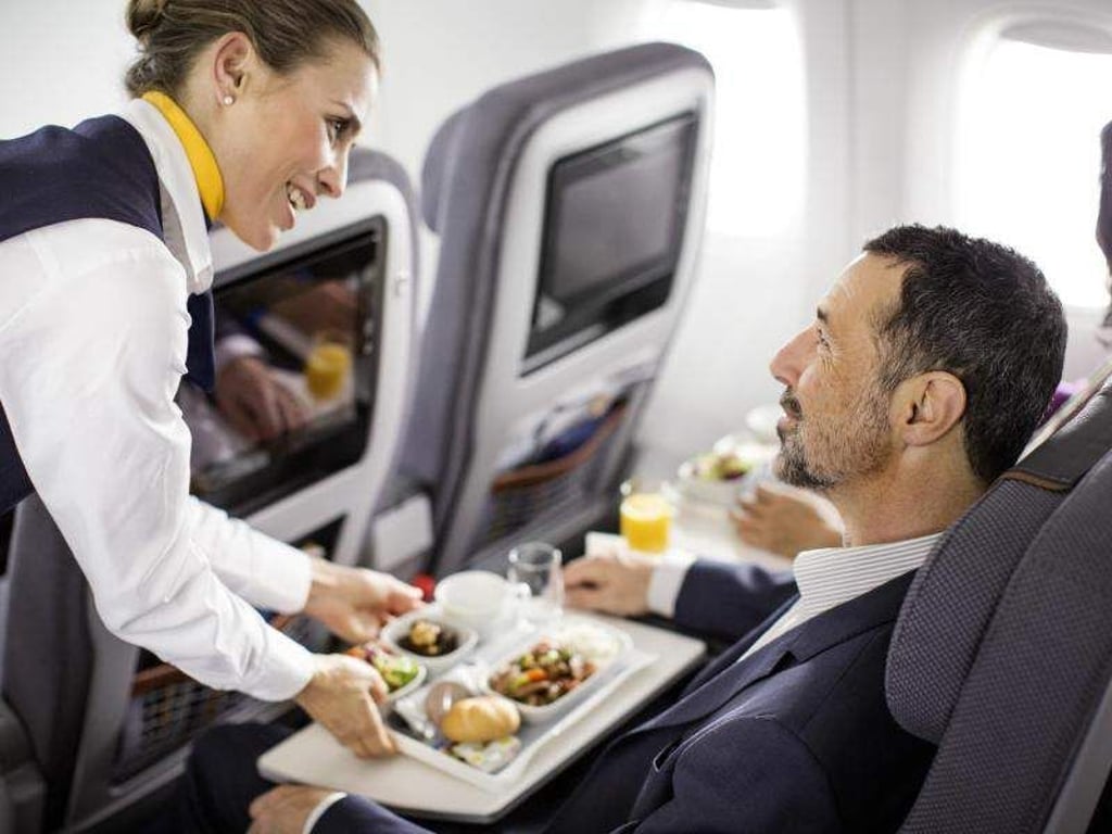 Hauptspeise, Salat, Brötchen, Nachspeise, Wasser - so sieht bei vielen Airlines wie hier bei Lufthansa auf der Langstrecke das Essen aus. Foto: Dominik Mentzos/Lufthansa