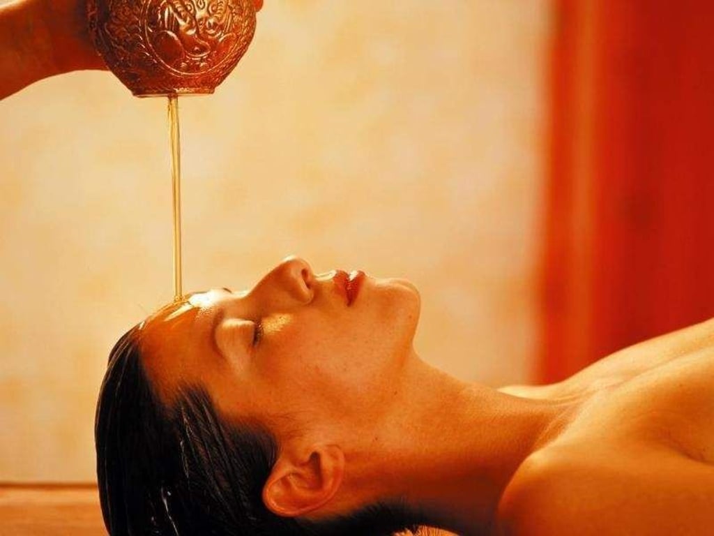Ayurveda ist mehr als ein Stirnguss mit lauwarmem Öl - zu einer echten Kur gehört ein ganzer Blumenstrauß an Behandlungen. Foto: Europäische Akademie für Ayurveda