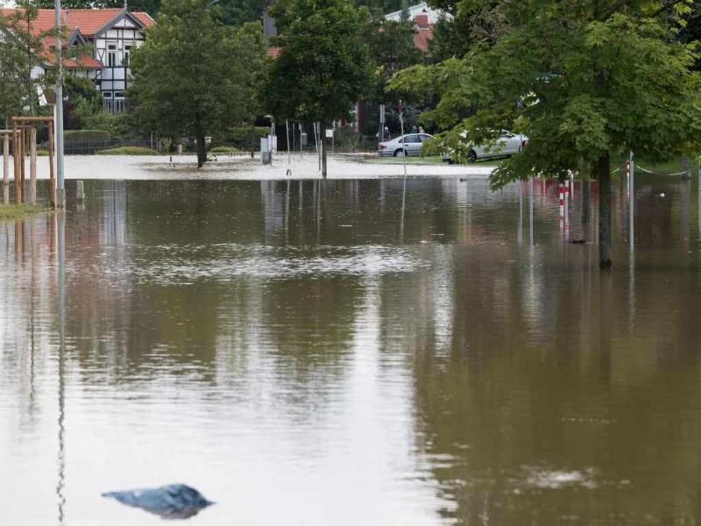 Die Hauptverkehrsstraße "Rosenwall" in Wolfenbüttel ist von der Oker völlig überflutet. Die Hochwasserwelle soll sich in den kommenden Tagen vor allem in die Unterläufe von Leine und Oker verlagern. Foto: Swen Pförtner