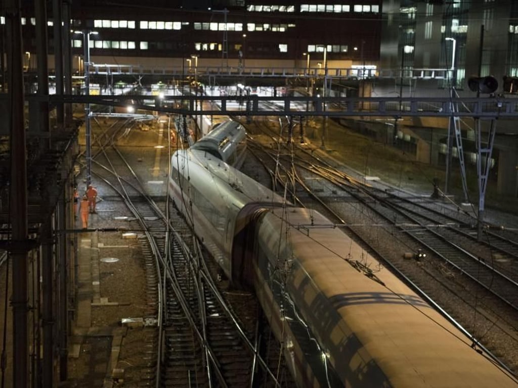 Der entgleiste ICE der Deutschen Bahn steht im Einfahrtsbereich des Bahnhofs in Basel. Foto: Georgios Kefalas