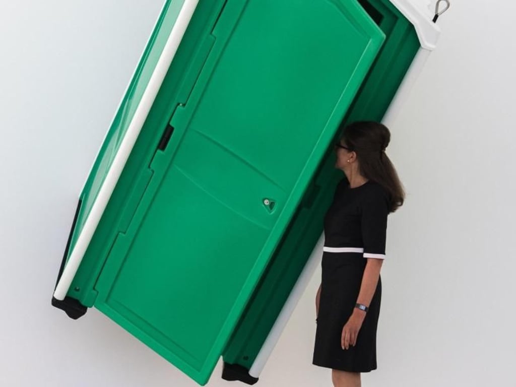 Mensch und Toilettenhaus: Installation von Andreas Slominski in Hamburg. Foto: Daniel Bockwoldt