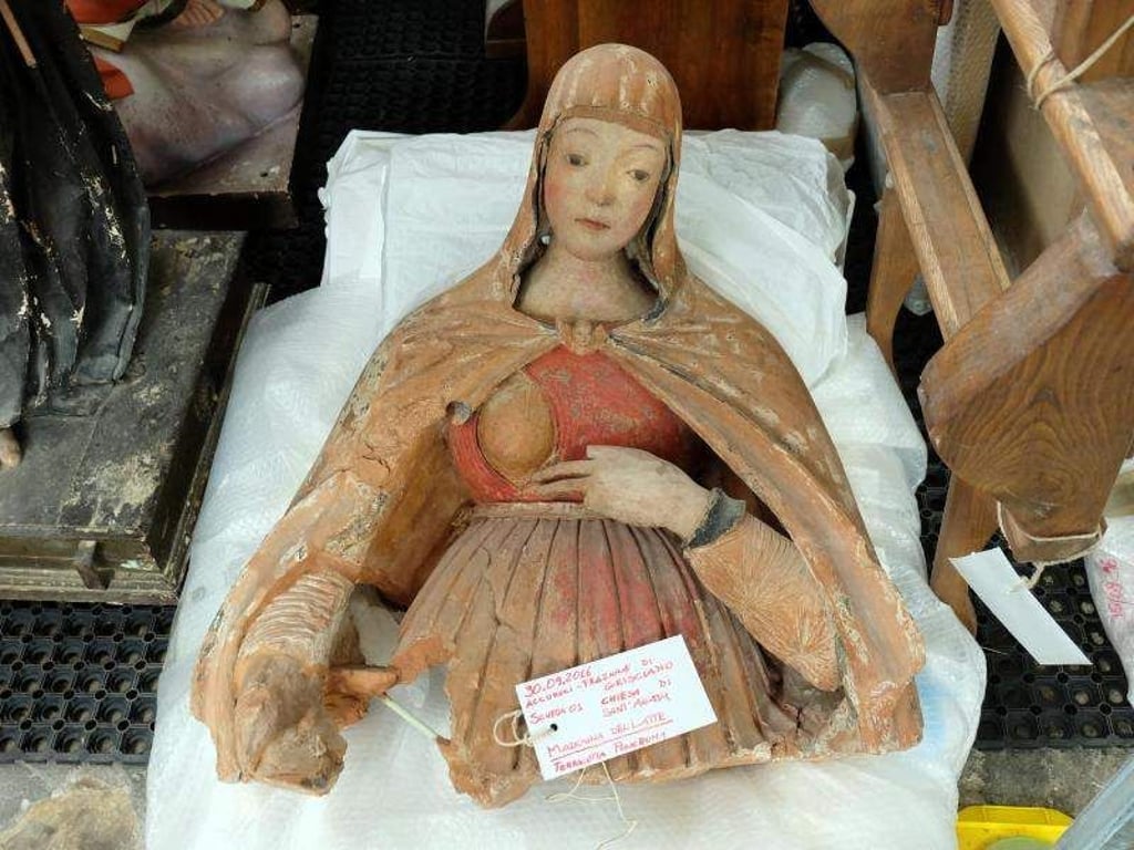 Eine gerettete Madonna-Skulptur aus Terrakotta in Cittaducale. Foto: Alvise Armellini