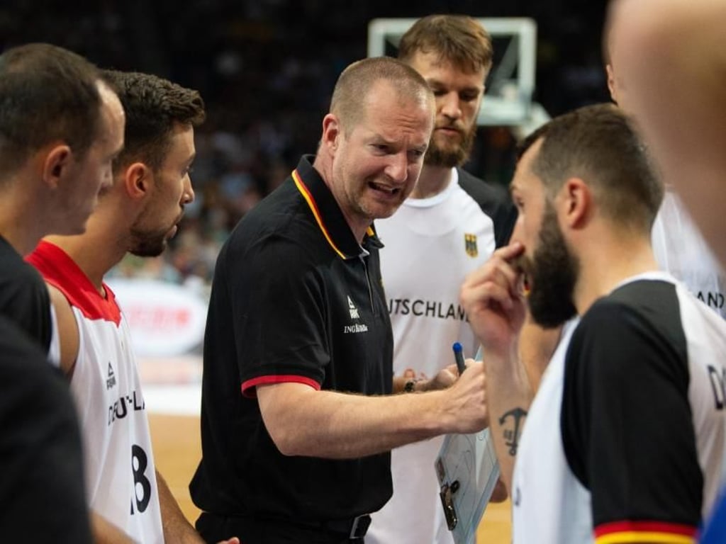 Bundestrainer Henrik Rödl (M) schwört seine Mannschaft während einer Auszeit ein. Foto: Swen Pförtner