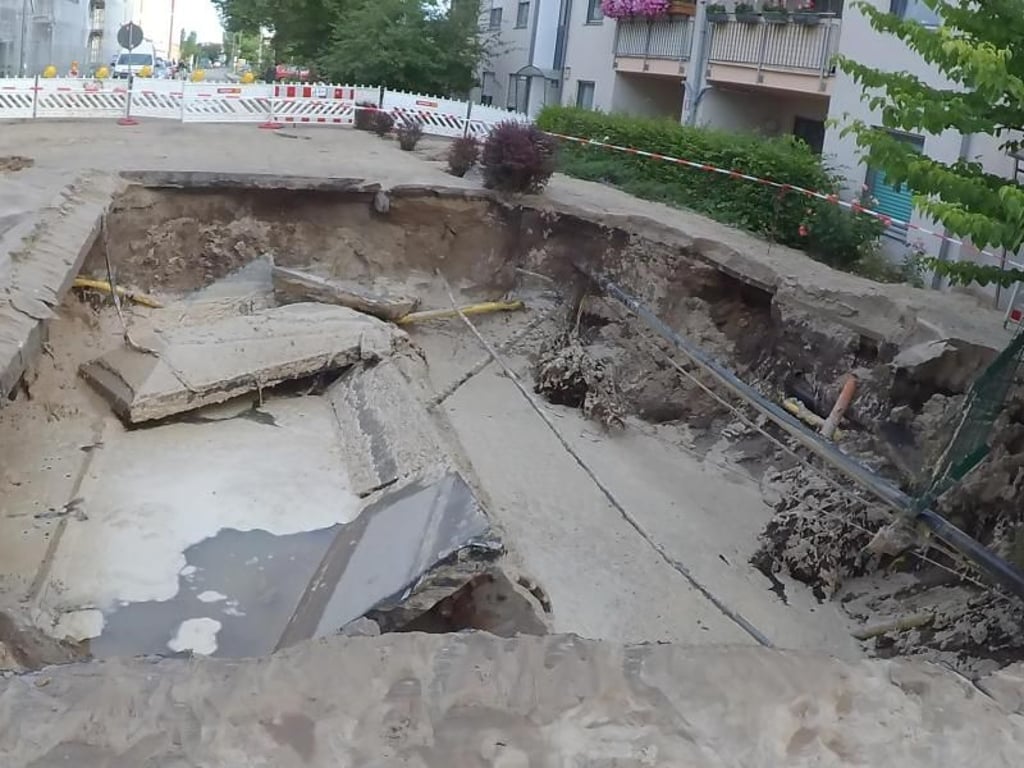 Der Krater entstand infolge eines Wasserrohrbruchs. Etliche Bewohner eines Mehrfamilienhauses mussten nach dem Vorfall ihre Wohnungen verlassen. Foto: Paul Zinken