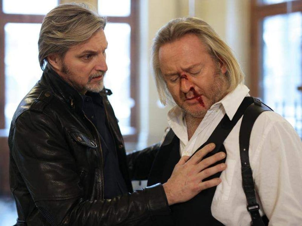 Oberstleutnant Helmuth Nowak (Gregor Seberg, r) wurde bei einem Einsatz im Wiener Rathaus verletzt - sein Kollege Major Carl Ribarski (Stefan Jürgens) sorgt sich um seinen Gesundheitszustand. Foto: Petro Domenigg/ZDF
