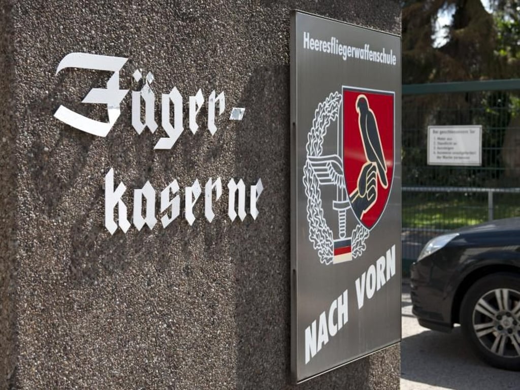 Einfahrt der Jägerkaserne in Bückeburg: Hier war der abgestürzte Helikopter stationiert. Foto: Emily Wabitsch