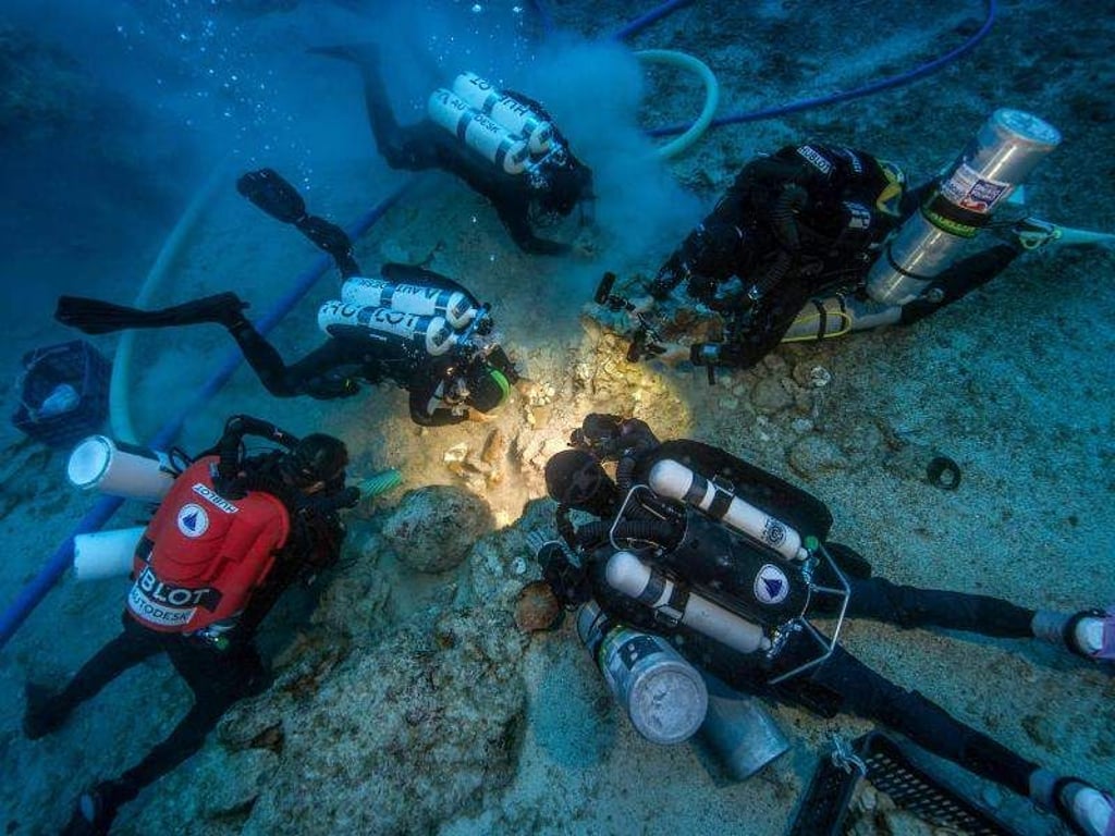 Das Skelett besteht aus Teilen des Schädels mit drei Zähnen, zwei Armknochen, einigen Rippenteilen und zwei Oberschenkelknochen. Foto: Brett Seymour/EUA/WHOI/ARGO/dpa