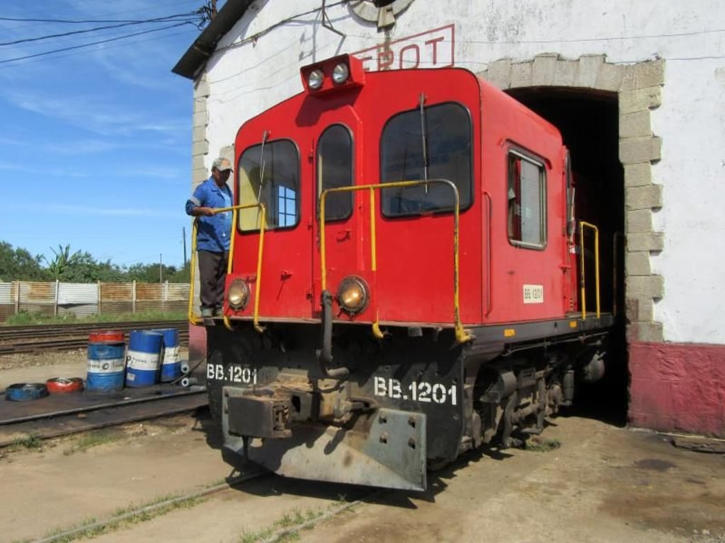 Import aus Europa: In einem Lokschuppen in Moramanga steht eine gebrauchte Diesellok aus Portugal. Foto: Bernd Kubisch