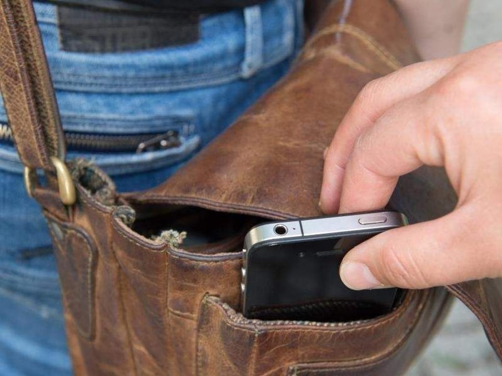 Vorsicht, Langfinger: Wenn das Handy aus der Tasche geklaut wird, sollten Besitzer schnell die SIM-Karte sperren lassen. Foto: Andrea Warnecke