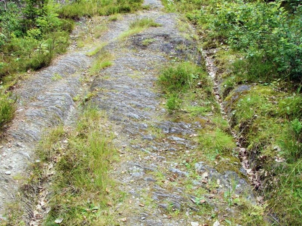 Die Spuren einer alten Handelsstraße sind im Felsen zu sehen. Diese Entdeckung von Schülern war die Geburtsstunde des Schieferpfads, der daraufhin in jahrelanger Arbeit von Schülern und Lehrern angelegt wurde. Foto: Bernd F. Meier