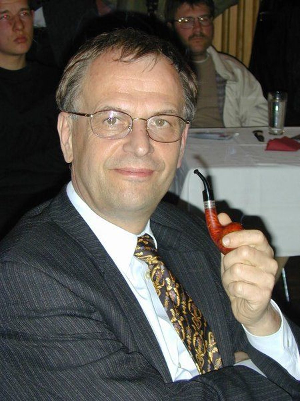 Reinhard Höppner
Vor dem Rede-Duell im AMO bekämpften sich der Ministerpräsident und sein Herausforderer genussvoll. CDU-Spitze Wolfgang Böhmer verschlang eine Bockwurst, damit ihm Höppners Angriff nicht auf den Magen schlagen könnte. Kann auch sein, dass er nur den Senf für seine scharfe Gegenattacke brauchte.
Höppner wollte offenbar Fettfinger vermeiden und griff stattdessen zur Pfeife. Vermutlich wollte er vor dem Duell Dampf ablassen, denn nach dem Gourmet-Duell wurde bei der Wort-Schlacht eher die Friedenspfeife geraucht. Endstand im Ess-Streit 1:1.